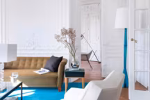 Afin d'apporter un peu de cachet au blanc, des reliefs et des moulures donnent du caractère.