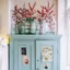 L'armoire parisienne est un joli prétexte pour mettre en avant une série de vases