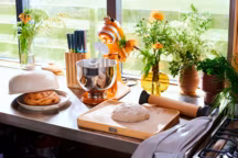 Plus d'info : robot culinaire Artisan de Kitchenaid, 4,8 litres 5KSM175PS Honey, 629 euros, de Bijenkorf.