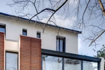 Extensions, surélévations permettent de gagner de l'espace habitable mais également de participer globalement à la rénovation de l'habitat, surtout en milieu urbain. Une maison peut être agrandie avec l'ajout d'une véranda. Aménagement Christelle Serres-Chabrier.