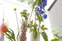 Vase Lena small, P 11 x L 11 x H 18 cm, 11,99 euros ; chandelier Lena, L 11 x H 29 x P 11 cm, 24,99 euros, H&H.