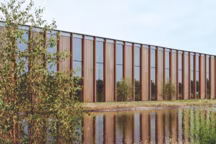 Dessinée par l'architecte bayonnais Patrick Arotcharen, la nouvelle maroquinerie de Guyenne en bois et béton, sur site revégétalisé et planté d'arbres, fait la part belle à la biodiversité.