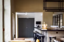 Cuisine ouverte, comptoir, grande table commune ou petites tables en aparté rythment l'espace de l'immense salle à manger. La décoration aux
lignes sobres et contemporaines mise sur les matières confortables, cuir, chêne, velours.