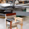 Le designer néerlandais Piet Hein Eek met ici en avant son travail autour du mobilier upcyclé. Ici une chaise réalisée à partir de morceaux de bois récupérés.
