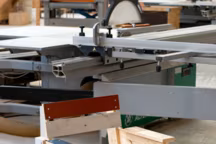 Le designer néerlandais Piet Hein Eek met ici en avant son travail autour du mobilier upcyclé. Ici une chaise réalisée à partir de morceaux de bois récupérés.