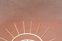 " Donnez-lui un masque et il vous dira la vérité », miroir " Sourcil » en rotin, fait main à Marrakech selon des techniques adaptées au design pensé par Laurence.