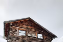 Une maison refuge face aux montagnes du Queyras