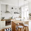 15 inspirations pour placer une cuisine devant la fenêtre
