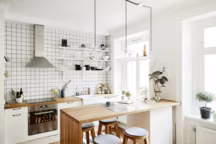 15 inspirations pour placer une cuisine devant la fenêtre