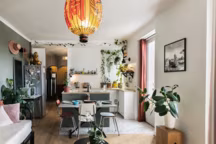 L'îlot central adapte sa taille à celle de la cuisine. Réalisation Lara Grand.