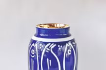 Collection Algues et poissons, l'iconique vase "Toscan" se pare du bleu de four, obtenu à 1400°C de cuisson, avec des réserves en biscuit de porcelaine et une finition à l'or fin... Unique, chacun est signé par l'Atelier Buffile et estampillé L'Atelier B.
