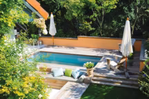 Cette mini piscine à coque comporte un fond mobile intégré. Celui-ci est recouvert de lames de bois et remonte automatiquement à la hauteur souhaitée jusqu'à s'aligner sur les plages pour transformer la piscine en terrasse. Nage à contrecourant, balnéothérapie et chauffage en options. Prix sur devis, " Minipool Nidanox® », Aqualift Industries.