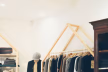 Un espace serein et lumineux de 250 mètres carrés conçu pour la flânerie et les coups de coeur mode, accessoires, soins de beauté, musique et petits plaisirs gastronomiques.