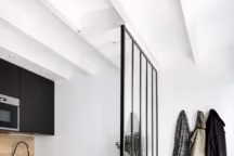 Une cuisine mêlant bois clair et mobilier anthracite.