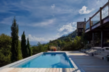 Les propriétaires ont choisi le système domotique Domopool pour gérer le traitement de l'eau et notamment la régulation automatique du chlore et du pH. Chauffage de l'eau par pompe à chaleur. Réalisation Piscine Week-End, réseau EuroPiscine.