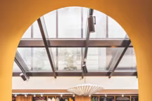 "Atoll» et "Victor», tables basses et canapé, deux pièces iconiques présentées devant l'impressionnante collection de coussins aux motifs et matières aussi divers que variés, Caravane.