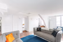 Le nouveau séjour est lumineux et spacieux.