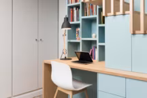 Bureau sous l'escalier : 15 idées pour créer un espace de travail design et pratique