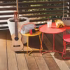 Collection Cocotte, tabouret et table basse 100% outdoor, disponibles en 24 coloris (ici, en Miel, Capucine et Rose Praline), la table basse est composée d'un plateau amovible, à partir de 69 euros, Fermob.