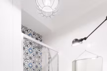 Le motif au sol est légèrement supplanté par le motif au mur pour ne pas surcharger visuellement l'espace. Réalisation Claire Clerc.