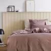 Plus d'info : set housse de couette Yumeko en percale de coton biologique 300TC (y compris les taies d'oreiller) coloris vieux rose, 99,95 euros, de Bijenkorf.