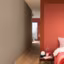 Une chambre audacieuse où la couleur Terre d'Argile apaise l'ardeur d'un ton sur ton de rouge