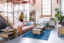 Canapé Praia, 2,5 places, en tissu aÌ€ partir de 1199 euros (dont 8,50 euros d'éco-part), en cuir aÌ€ partir de 2349 euros (dont 8,50 euros d'éco-part) (photographieÌ en cuir Cuba). Diverses configurations possibles, disponibles dans plusieurs couleurs et sortes de cuirs et tissus, 3 sortes de pieds au choix ressorts ensacheÌs contre suppleÌment, H&H. 

Table basse sur roulettes 120 x 60 cm 799 euros (dont 3 euros d'éco-part) et bibliothèque, hauteur 200 cm 1099 euros (dont 5,20 euros d'éco-part), H&H.