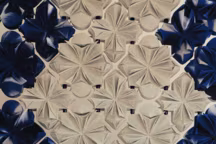 La tapissière en décors Anaïs Gonnachon assemble les Azulejos pour former une architecture textile.