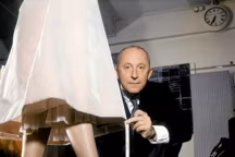 Christian Dior, Paris, 1947. " La révolution du New Look dans la mode : Christian Dior a rallongé les jupes : scandaleux ! Cette photo est devenue célèbre dans le monde."