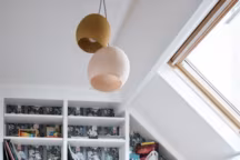 Customiser ses étagères avec du papier peint imprimé