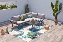 Avec son canapé ajustable sur le côté, le salon en métal Katea se veut multifonctions. Salon bas Katea. 439,90 euros. Concept Usine.