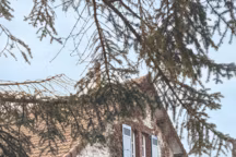 Façade 1906 de l'ancienne maison du laitier du village.