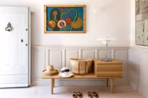 Au-dessus du village de Ramatuelle, le Studio ALM intervient en France mais aussi dans le monde pour distiller son bon goût.