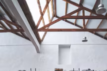 Dans la manufacture, divers cycles d'opérations mécaniques produisent les fibres naturelles enroulées sur des bobines. Des fils entièrement recyclables et biodégradables.