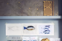 Dessins sur calque tramé pour concevoir le dessin sur kraft à l'échelle réelle.