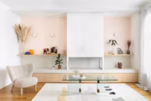 Éclairer sans plafonnier : l'applique murale, alternative lumineuse au salon