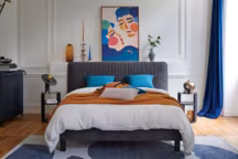 La tête de lit textile et le cadre Vendôme sont disponibles en différentes dimensions. Avec des tables de chevet intégrées, pour garder le nécessaire à portée de mains (Disponibles en 4 finitions, chêne vintage, chêne structuré, chêne bocage et blanc et avec éclairage indirect avec gradateur et de 2 ports USB). En option, meubles commodes, chiffonniers et chevets assortis. Mousses garanties sans produits nocifs. Revêtements ayant subi de nombreux tests de résistance, têtes de lit faites et cousues à la main. Gautier.