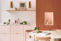 Le rose s'invite dans la cuisine 3288 euros. Habillage Plum 2508 euros. Base Ikea 780 euros.