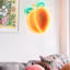 Opter pour un néon en forme de fruit qui donne du pep à votre intérieur