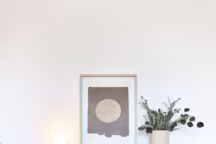 Le vase beige se fait discret dans la décoration et laisse les fleurs s'exprimer.