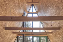 Par l'agence slovaque Y100 Ateliér, ce chalet compacte sa forme de " A » dans le parc national des Basses Tatras et diminue son empreinte par des panneaux OSB texturés, aussi économiques qu'isolants.