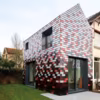 Cette extension d'une maison située à Viroflay (Yvelines), a été recouverte de tuiles en terre cuite émaillées, façon pixels. Un travail minutieux des architectes Clémence Eliard, Marc Sirvin et Laurent Malraux, deuxième prix du concours initié par La Tuile Terre Cuite Architendance.