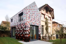 Cette extension d'une maison située à Viroflay (Yvelines), a été recouverte de tuiles en terre cuite émaillées, façon pixels. Un travail minutieux des architectes Clémence Eliard, Marc Sirvin et Laurent Malraux, deuxième prix du concours initié par La Tuile Terre Cuite Architendance.