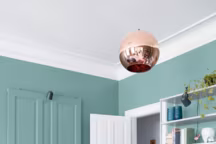 Salon peint dans une teinte vert de gris