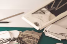 Installée dans son atelier, Alizée Lemoine utilise différentes pointes Staedtler, la linogravure et le papier découpé. Ses créations, disposées dans des boîtes ou mises sous cloche, sont collées grâce à un système de languette renforcée, afin que les différentes strates ne bougent pas. Ici, les vagues de Boîte à films, The Truman Show, 7,5 x 10,5 cm, linogravure, encre, 1998.