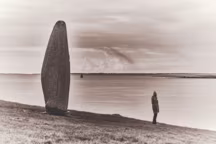 A la pointe de Bilgroix, à Port Navalo, près d'une sculpture de sainte Anne, un promeneur contemple l'entrée du golfe, un jour de pluie. Sans titre, février 2022, 120 x 80 cm.