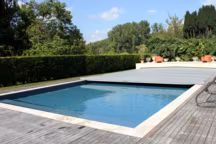 La rénovation complète de cette piscine comprenait non seulement une réduction de sa taille et de sa profondeur, mais aussi l'intégration d'un escalier avec plage, pour que toute la famille puisse en profiter.
Changement de l'ancienne margelle par un modèle plus contemporain. Prolongement de la plage vers le jardin. Réalisation HÉNOCQUE PISCINES, EuroPiscine.