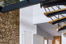 Avec un chauffage collectif, le logement n'est pas encombré par une chaudière et un ballon d'eau chaude...Radiateur Acova.