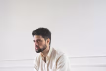 Alan Louis et le banc "Cabo" en grès écru.