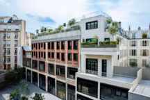 L'une des rues piétonnes de Beaupassage, en hauteur, des appartements de prestige voisinent avec de nouvelles constructions contemporaines, et avec en rez-de-chaussée le meilleur de la gastronomie : le café Pierre Hermé, la boulangerie Thierry Marx...